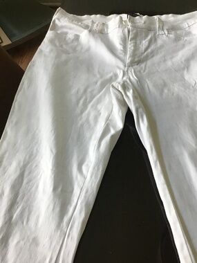 NYDJ white cropped length Jean style pants size 6 P